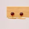 Boucles d'oreilles pierre de grenat sur présentoir - Boucles d'oreilles ariane avec barre - Aura Bijoux