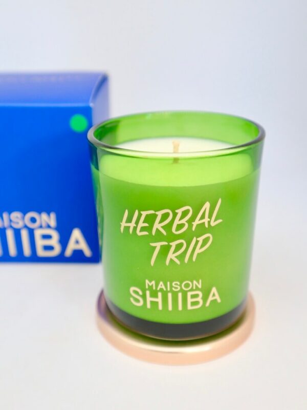 Zoom sur bougie parfumée aux herbes - Bougie à message secret mantra Herbal Trip - Maison Shiiba