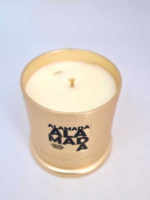 Zoom sur bougie parfumée fleur de coton - Bougie à message secret mantra Alamada - Maison Shiiba